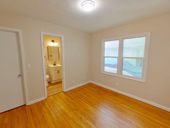 Foto del edificio - 1BR Duplex - All Appliances Included - $695.00