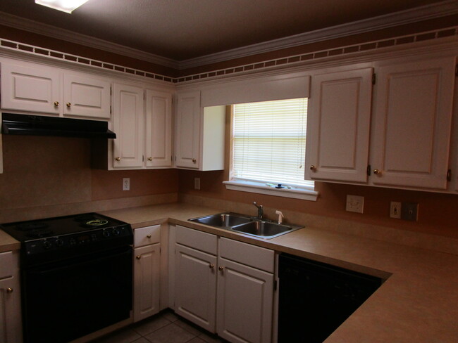 Foto del edificio - NICE 3 BEDROOM HOME OFF SIWELL RD!!