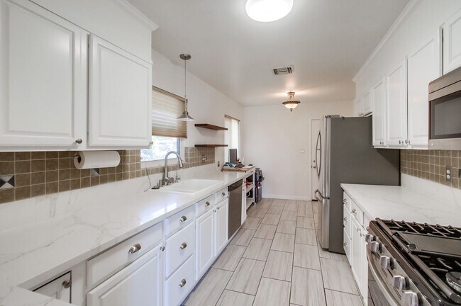 Foto del edificio - Wonderful SINGLE FAMILY Home with 2 Units ...