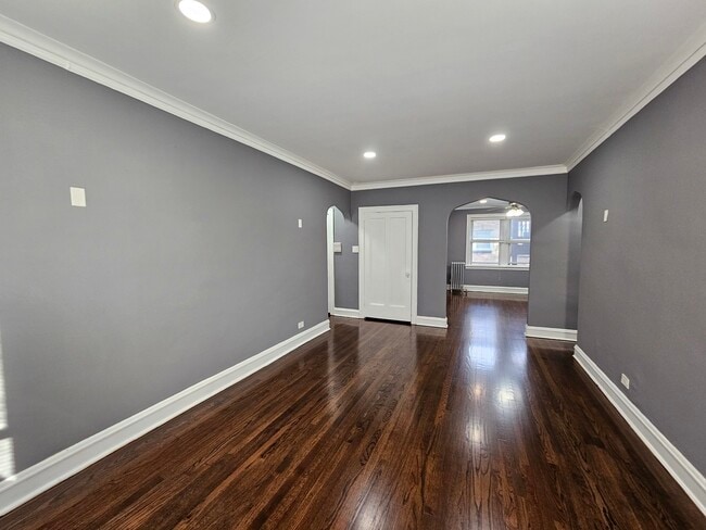 Building Photo - 6551 N Francisco Ave