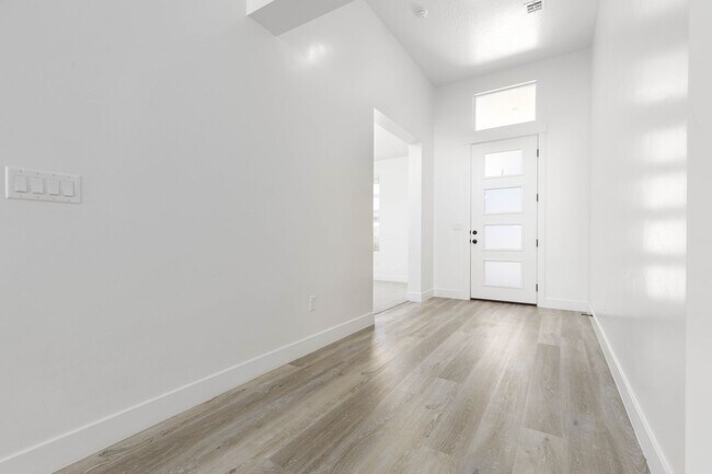 Foto del edificio - 3 bed plus office / 2.5 bath / 3 car Singl...