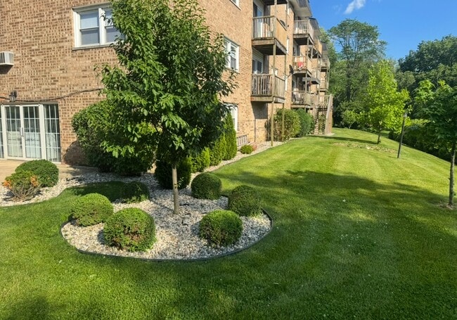 Building Photo - 941 N River Dr