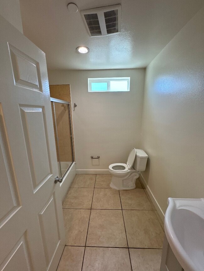 Foto del edificio - 617, 617 1/2, 619 W 83rd St.