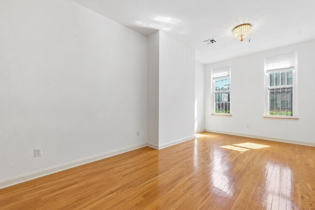Building Photo - 420 Monroe St