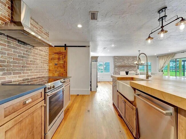 Building Photo - 3803 Avenida Madera