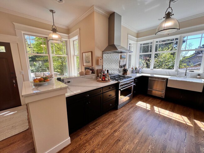 Building Photo - Gorgeous, Executive Living in Beautiful Ma...