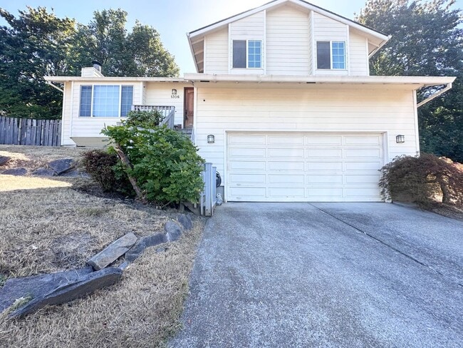 Building Photo - 3 Bed 2.5 Bath 3 Level Home w/ Furnished B...