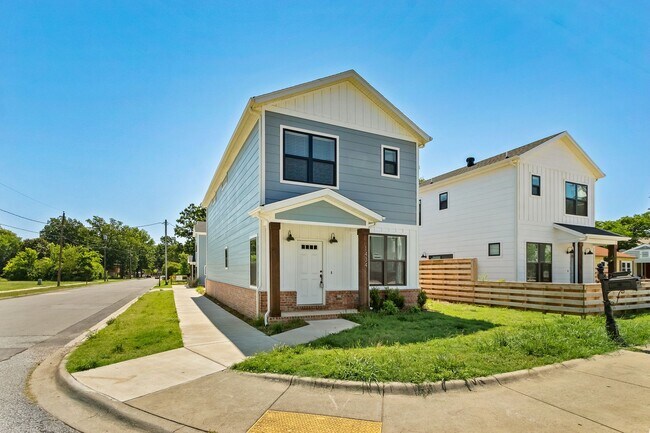 Building Photo - Premier Fayetteville Rental Home!