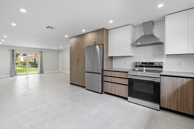 Building Photo - 2021 S Seacrest Blvd