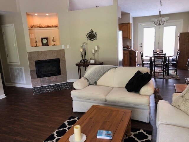 Foto del edificio - Quaint setting, One Level 3BR/ 2BA 2-Car Garage Condo