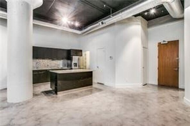 Building Photo - Covered 1 BD Loft Condo located in the hea...