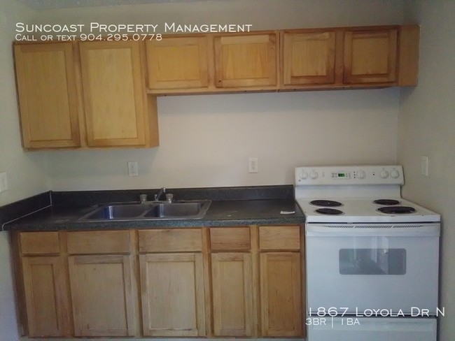 Building Photo - 3 Bedroom with Fenced in Backyard!!