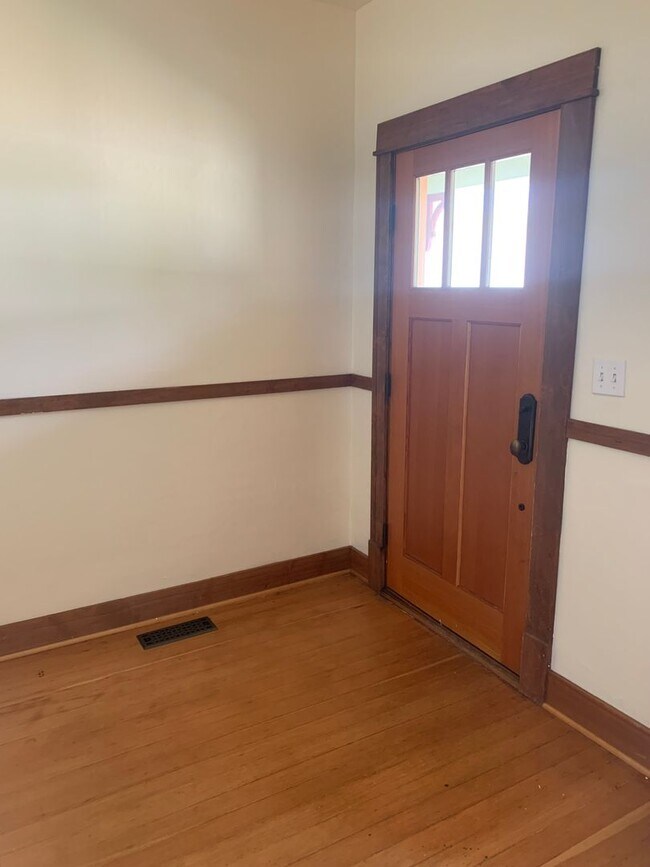 Foto del edificio - Spacious 3 bedroom home with two separate ...