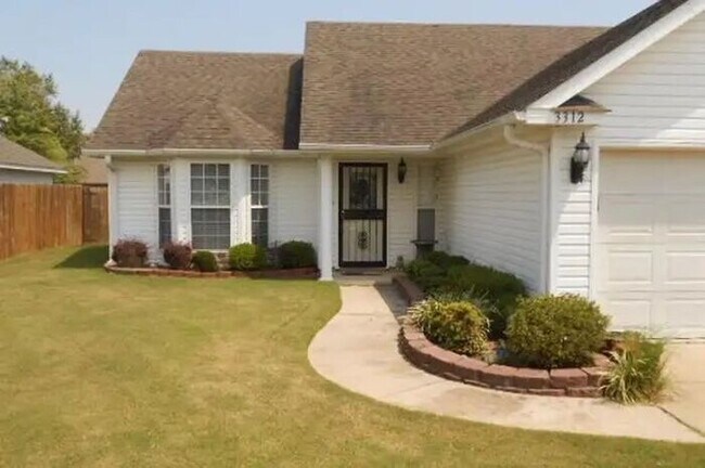 Foto del edificio - Beautiful 3 bed /2 bath home - Nettleton school district has a fenced back yard and 2-car garage