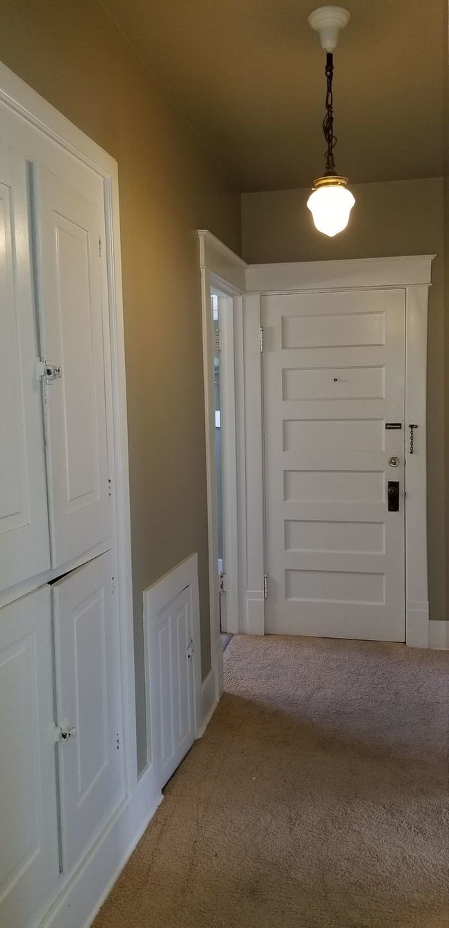 Building Photo - *SELF SHOW AVAILABILITY* 225 Kingston Rd 2W