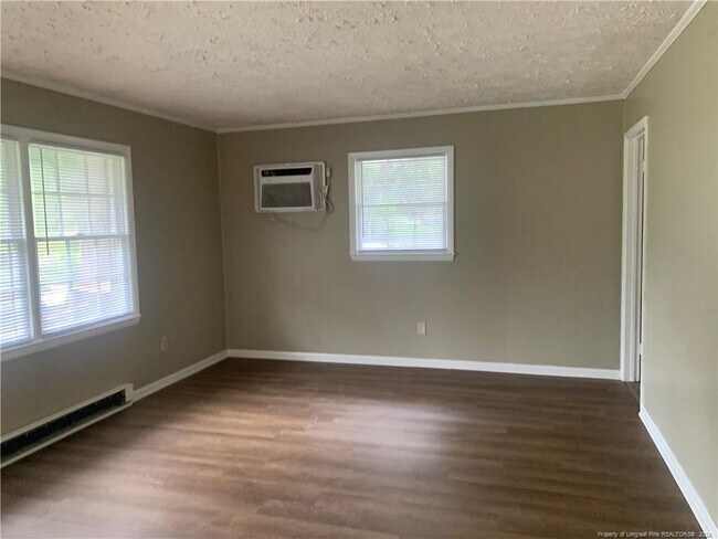 Building Photo - 814 Varsity Dr