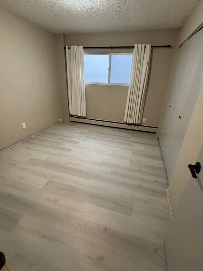 Chambre à coucher - 407 1 Av NE