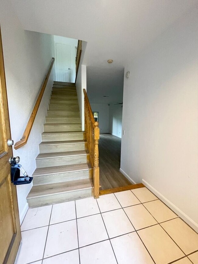 Building Photo - Spacious 2 Bedroom Condo with Garage — Min...
