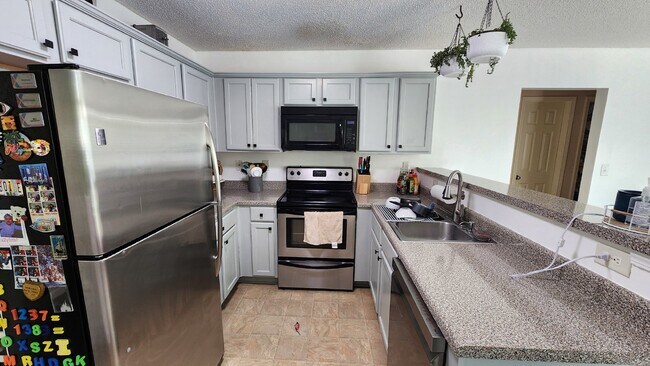 Foto del edificio - Convenient to west gate of Ft Moore