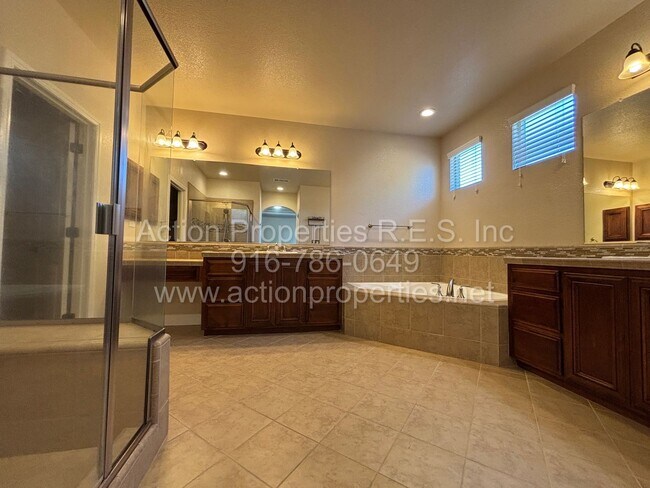 Foto del edificio - Gated Penryn Patio 2 Story Home, 3 Bedroom...