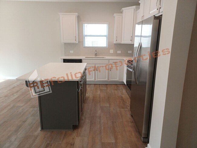 Building Photo - Beautiful 4 Bedroom Home with Attached 2 C...