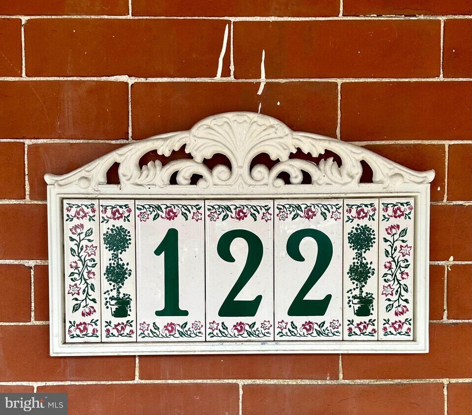 Primary Photo - 122 Hunter St
