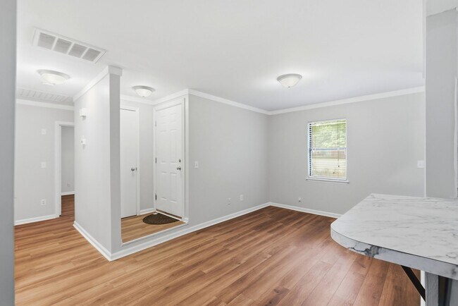 Building Photo - Renovated Ranch on a Quiet Cul-de-Sac with Vaulted Ceilings & Private Backyard