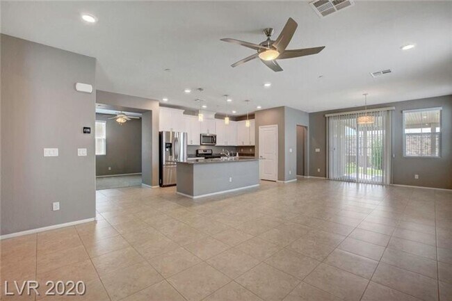 Building Photo - Beautiful home w/ 3 spacious bedrooms+den.