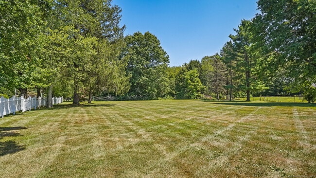 Building Photo - 918 Daniels Farm Rd
