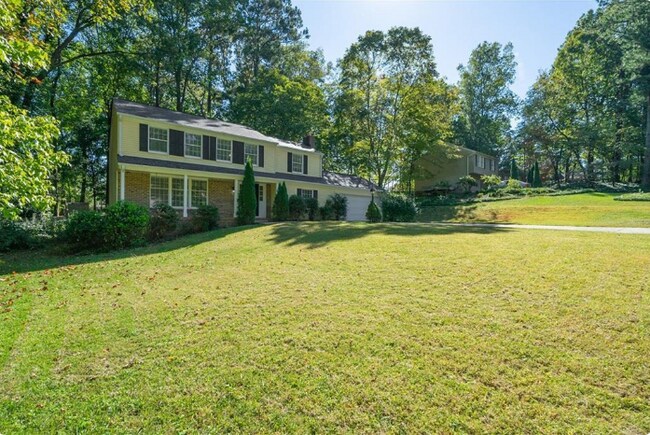 Building Photo - 220 Greencrest Ct NE