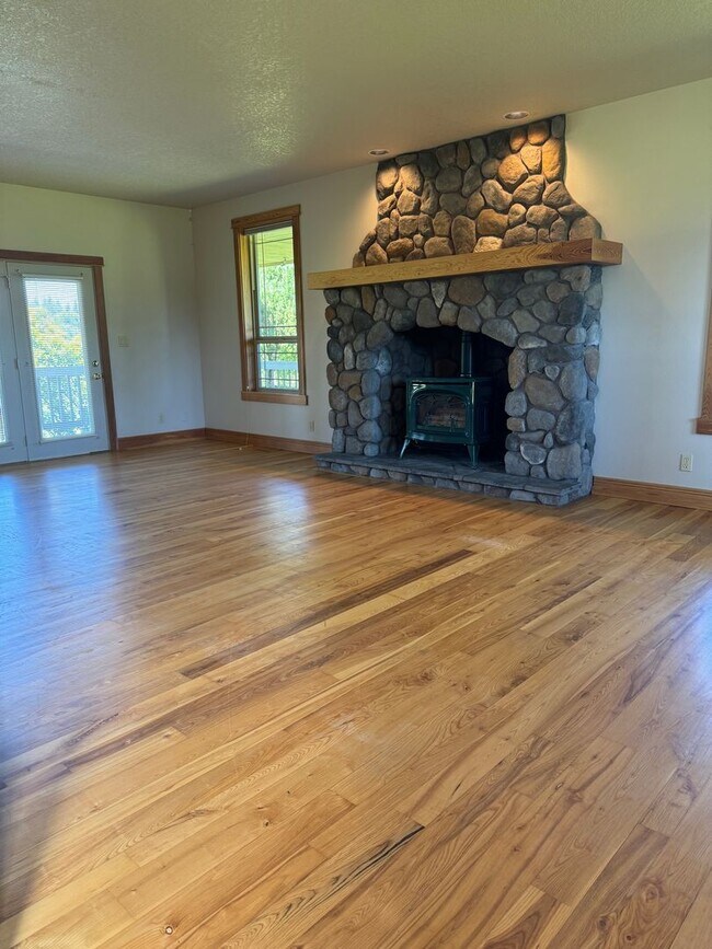 Foto del edificio - Make this beautiful country home yours! Our home is available for immediate rent.