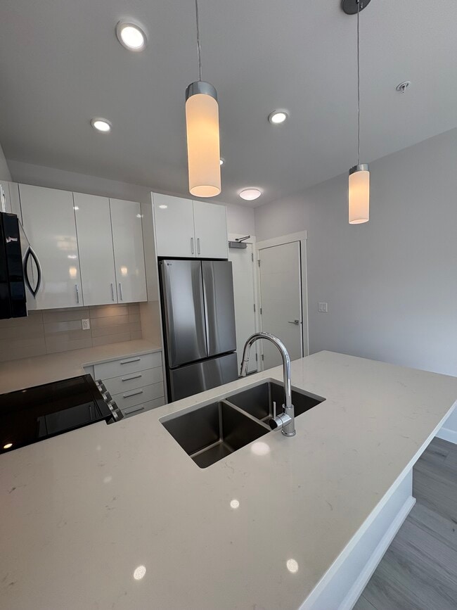 Building Photo - 33886 Pine St