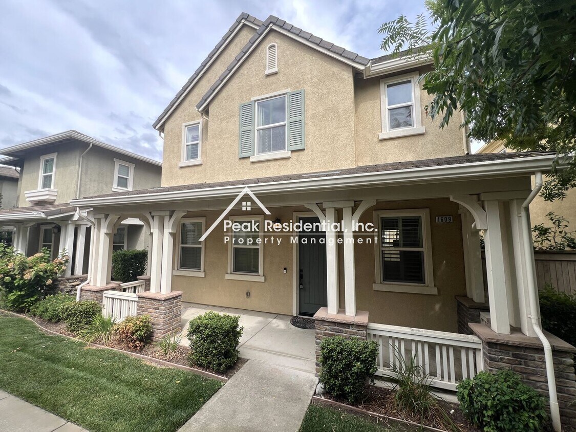 Foto principal - A Beautiful Folsom 4bd/3ba House with 2 Ca...
