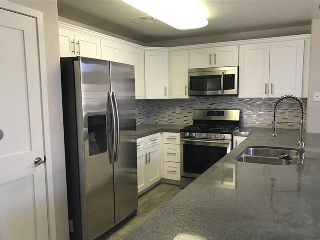 Foto del edificio - 3 BEDROOM CONDO ON THE FIRST FLOOR IN HEND...