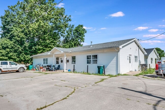 Building Photo - 3 BED, 1.5 BATH DUPLEX IN TUSCOLA
