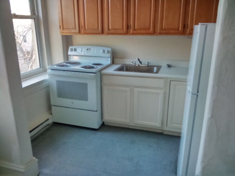 1029 Penn St Unit 3rd floor front, Reading, PA 19601 Room for Rent in