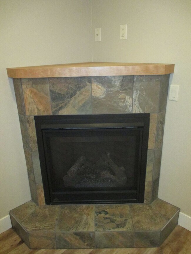 Foto del edificio - Beautiful Three Bedroom Duplex in South Salem