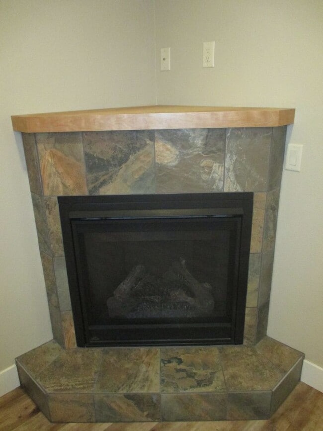 Building Photo - Beautiful Three Bedroom Duplex in South Salem