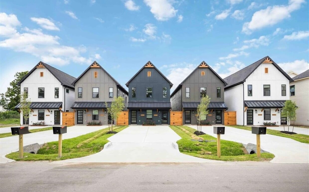 Primary Photo - 8021 Cora St