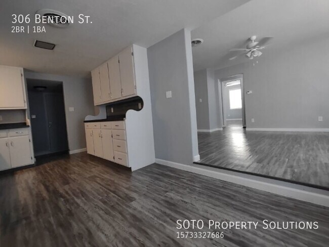 Building Photo - 2BD/1BA Spacious, Completely Renovated, Pe...