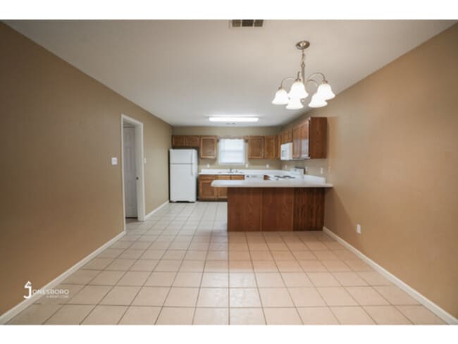 Building Photo - Samantha Place Apartments - Washer/Dryer Furnished