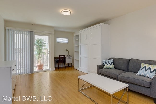 Building Photo - 910 N Martel Ave