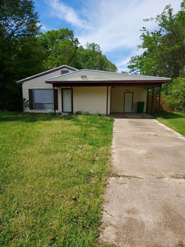 Primary Photo - Newly remodeled 3/1 walking distance to re...