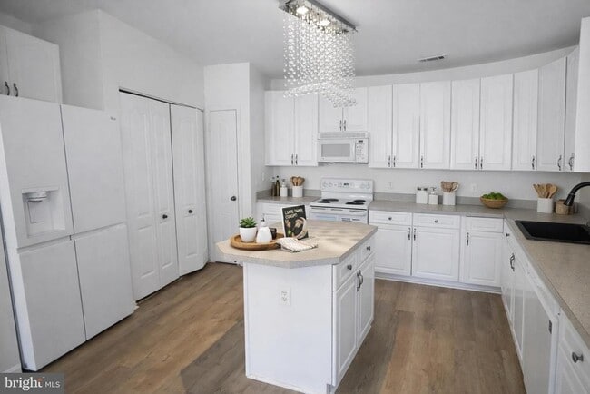 Foto del edificio - 400 Symphony Cir