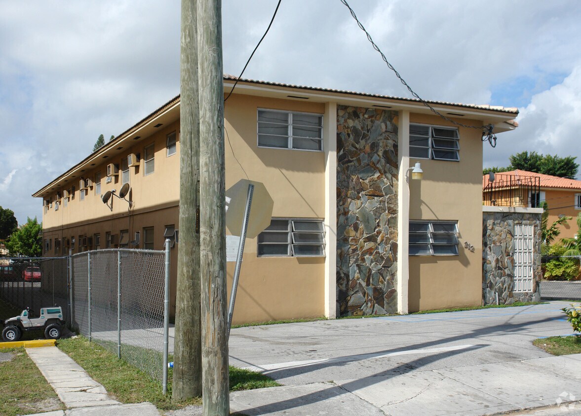 Building Photo - 212 SW 18th Ave
