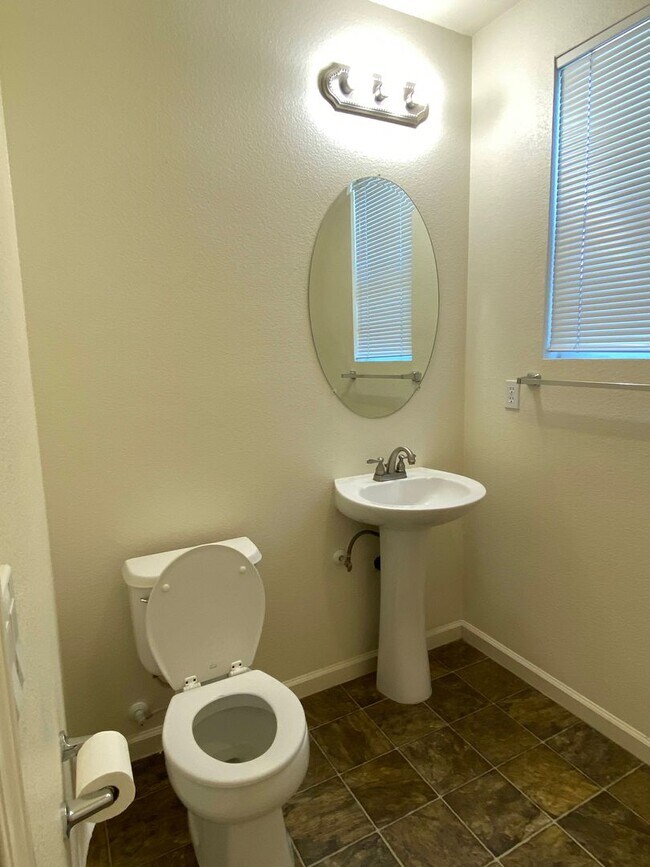Foto del edificio - Gorgeous Four Bedroom Two Story Home Near ...
