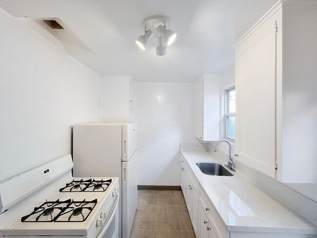 Foto del edificio - Renovated 1B/1BA w/ Walk-In Closet & On-Si...