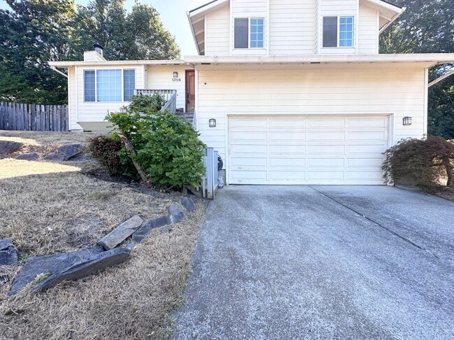Building Photo - 3 Bed 2.5 Bath 3 Level Home w/ Furnished B...