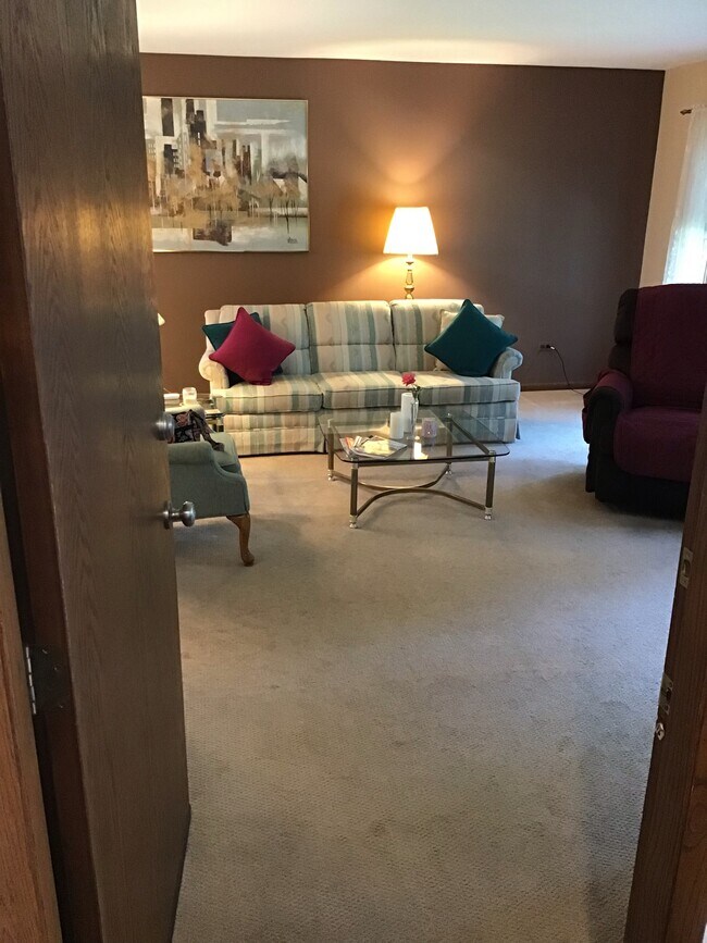 Living Room - 6731 N Oxford Ave