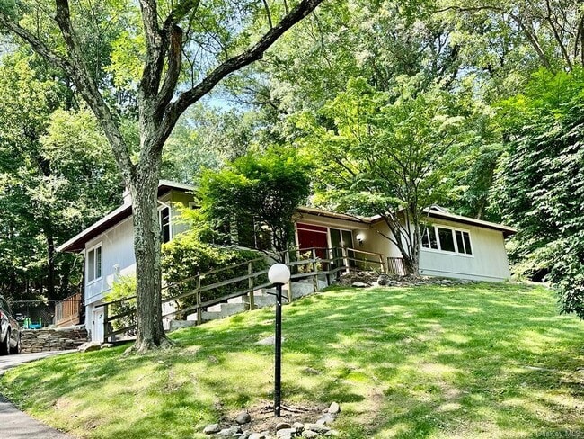 Foto del edificio - 13 Tamarack Ln